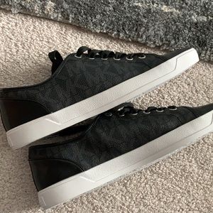 NEVER WORN🌟MICHAEL KORS🌟 size 10 shoe